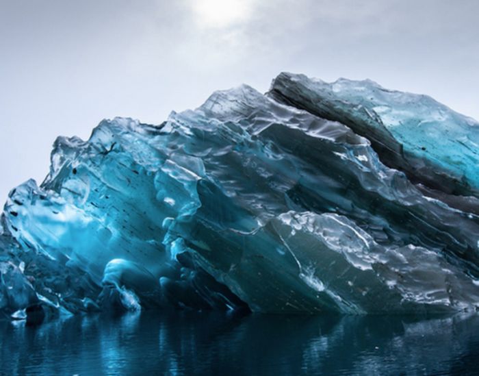 В Антарктиде обнаружили перевернутый айсберг