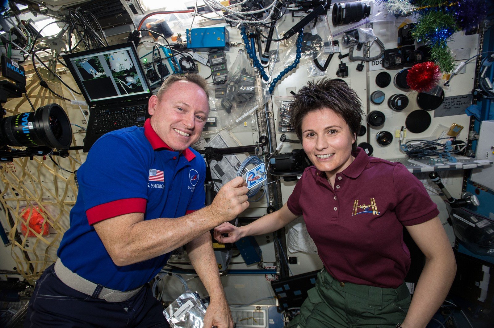 Какие работы сейчас выполняют космонавты. Саманта Кристофоретти пилот. Кристофоретти Саманта 1 раз в космосе. Астронавты на МКС. Женщины космонавты на МКС.