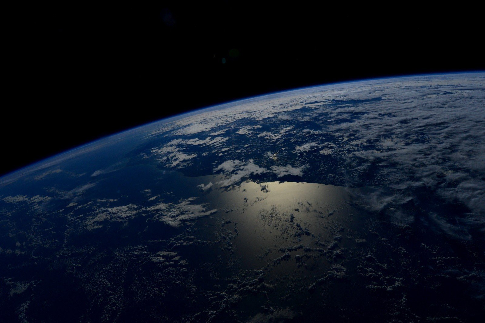 Картинка планета земля из космоса. Снимки земли из космоса. О земле и космосе. Красивый вид из космоса. Космос вид с планеты.