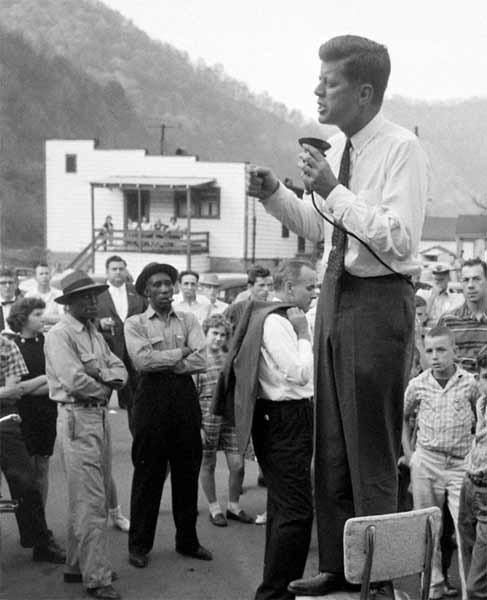 Почему до сих пор никто не обратил внимание на мальчика с пистолетом на предвыборной речи Кеннеди?