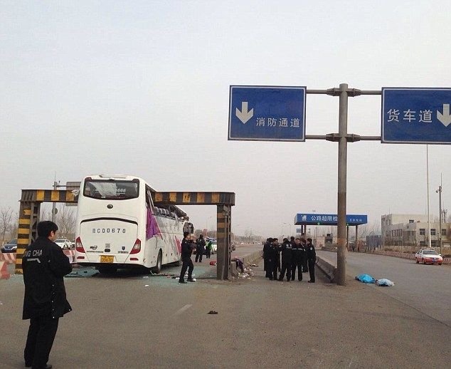 У пассажирского автобуса снесло крышу ограничителем высоты, Китай
