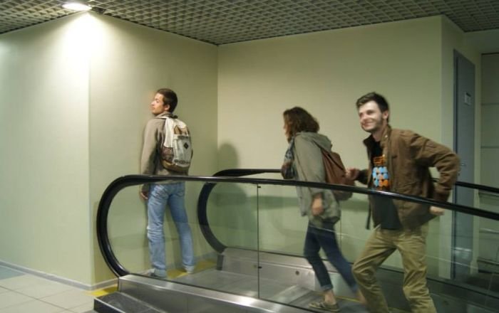 Гости из Франции пытаются разобраться с эскалатором в Китайском аэропорту