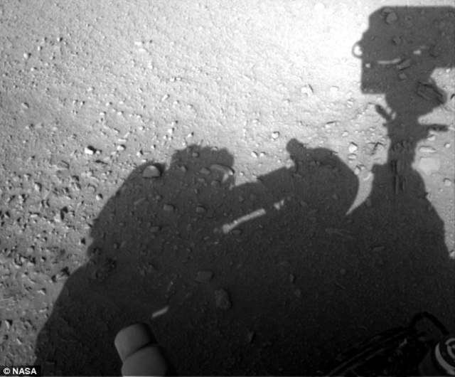 На Марсе заметили человека, ремонтирующего марсоход
