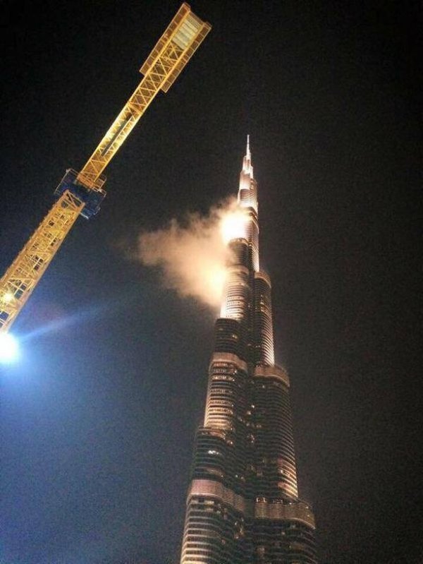 Пользователи соцсетей распространили фотографии о пожаре в небоскребе Бурдж-Халифа