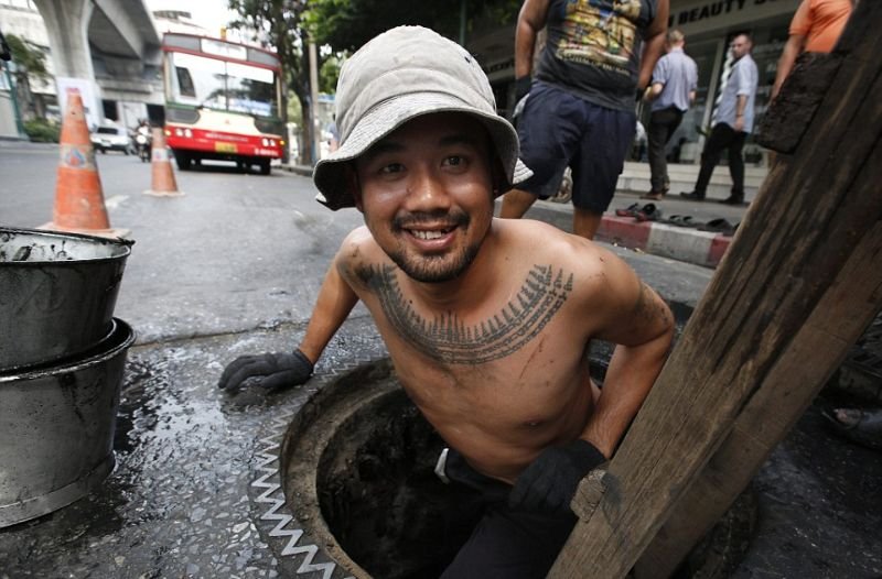Ручной труд чистильщиков канализации Бангкока