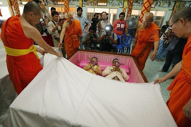 Тайские молодожены проводят свадьбу в гробу
