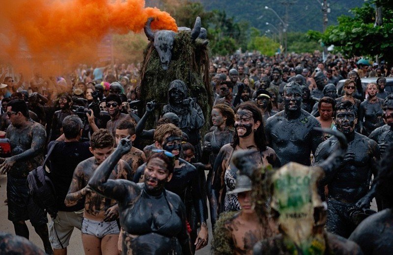 Карнавал грязи в Бразилии (19 фото)