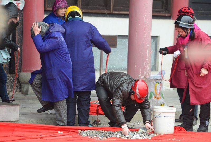Опасная работа в Китае собиратели монет в буддийском храме