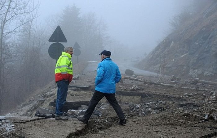 50-тонный валун преградил дорогу в горах Франции