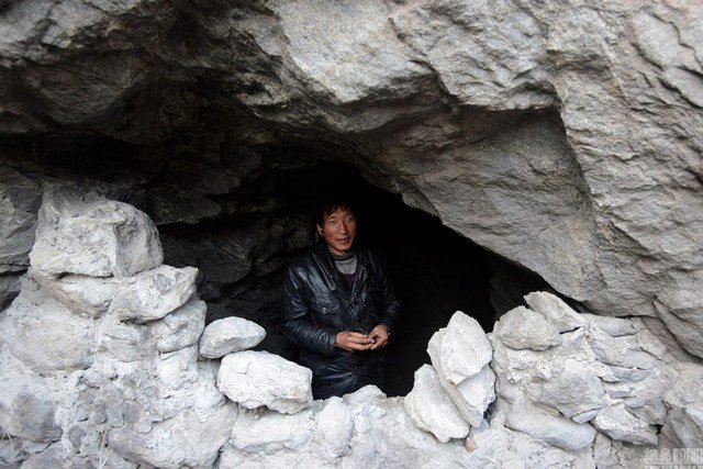 Китаец живет в пещере ради экономии денег для семьи