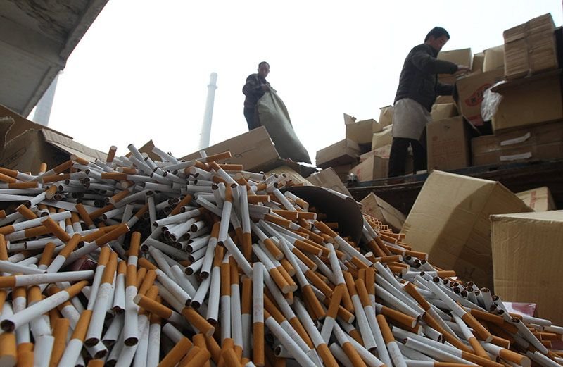 Китайцы жгут контрафактные сигареты с пользой для народа