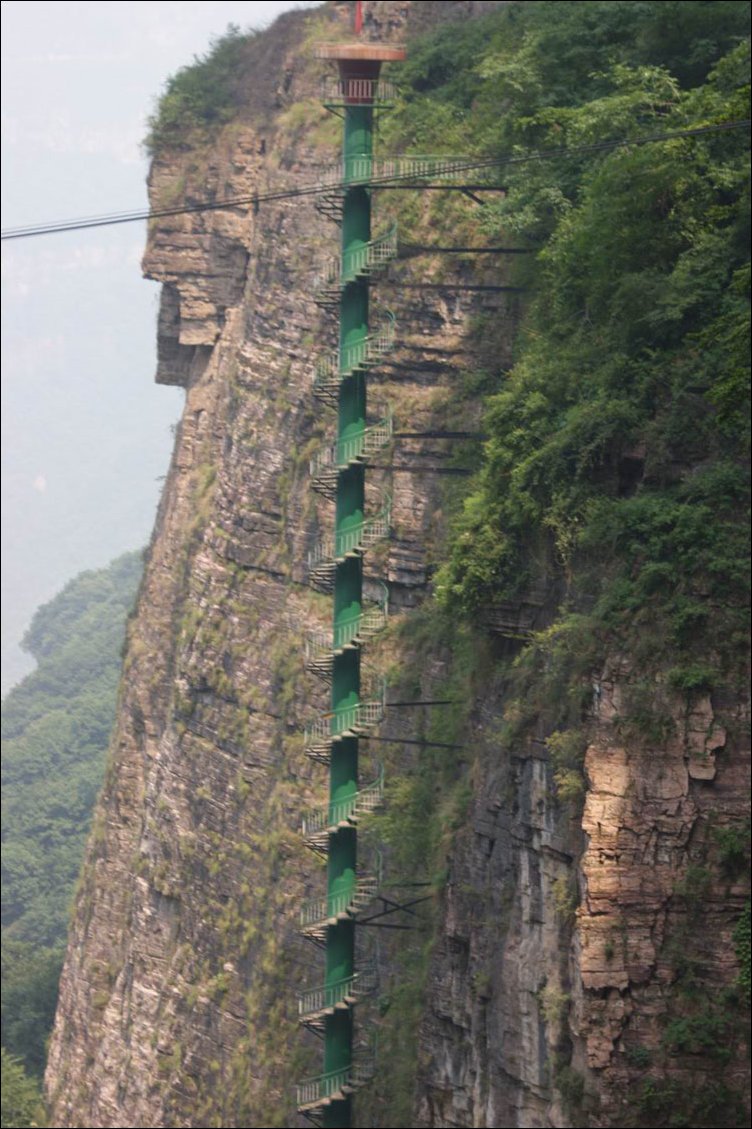 Винтовая лестница в горах Китая
