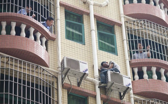 В Китае грабитель 40 часов прятался от полиции на уличном кондиционере