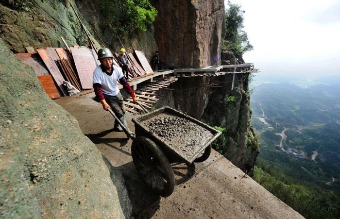 Реконструкция горной тропы на огромной высоте в Китае