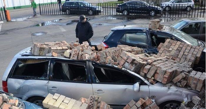 В Бресте ветер обрушил кирпичную стену на автомобили