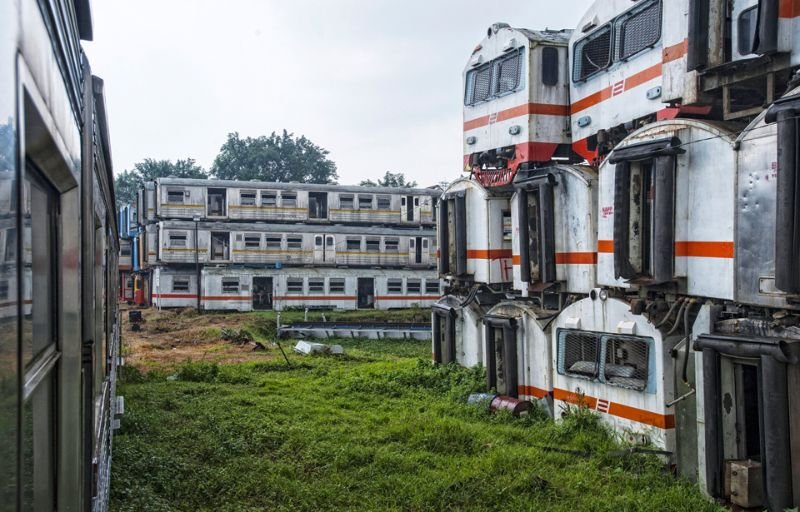 Кладбище железнодорожных вагонов в Индонезии