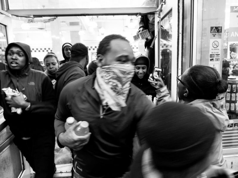 Протестующие в Балтиморе громят и грабят супермаркеты (12 фото)