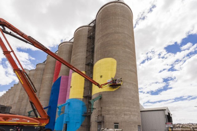 Зернохранилище как разноцветный арт-объект (16 фото)