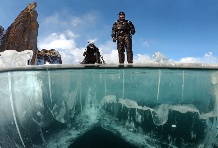 Погружение под лед Байкала (14 фото)