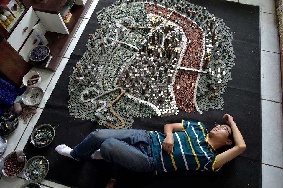 Китаец построил макет родного города из 50000 монет (3 фото)