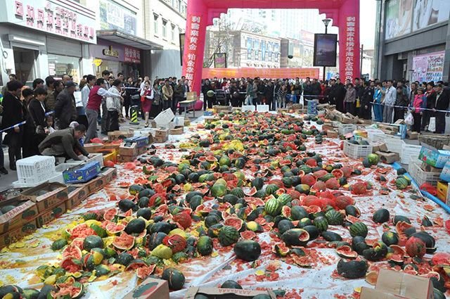 Китайцы кидали в асфальт четыре тонны арбузов (4 фото)