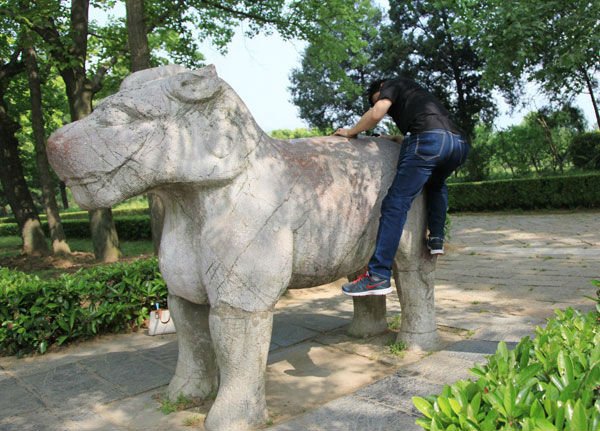 Китайским туристам запретили залезать на памятники (4 фото)