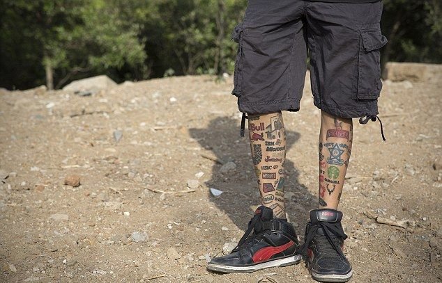 Татуировщик превратил свое тело в бесплатную рекламную доску (7 фото)