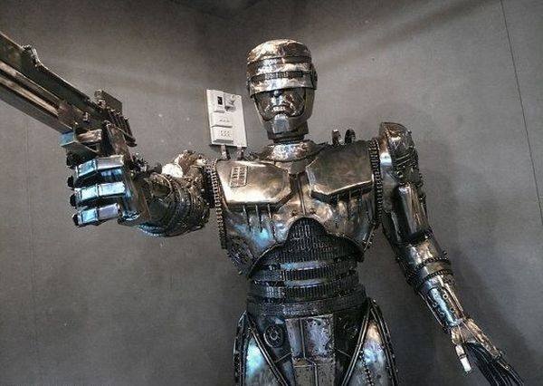 Скульптура Робокопа из металлолома в стиле стимпанк (5 фото)