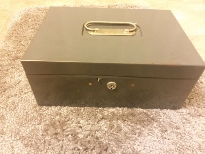 Загадочный ящик найденный под кроватью в арендованной квартире (10 фото)