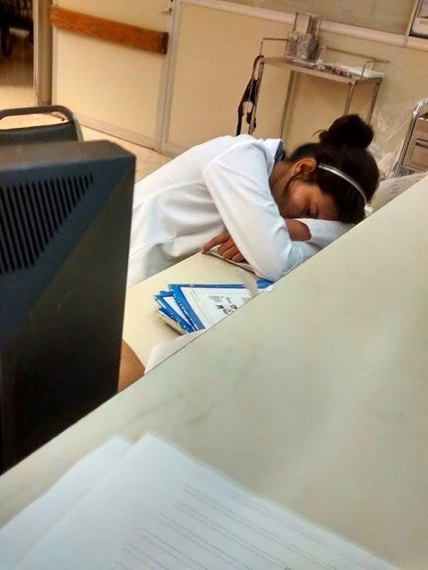 Если врач не спит на работе - значит он плохо работает (16 фото)