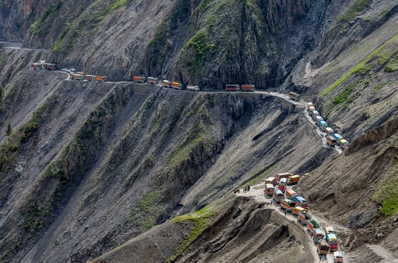 Опасная Индийская дорога в горах (12 фото)