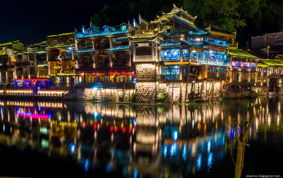 Ночной город Фенхуан в Китае (11 фото)