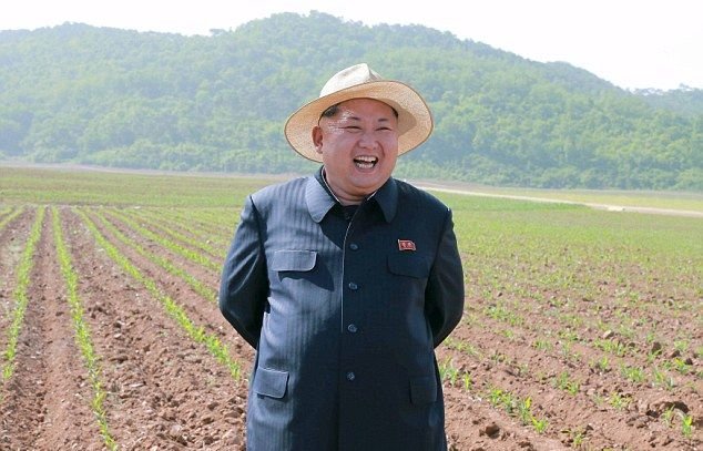 Модный летний прикид от Ким Чен Ына (5 фото)