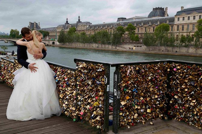 Миллион доказательств любви сняли с Pont des Arts в Париже (13 фото)