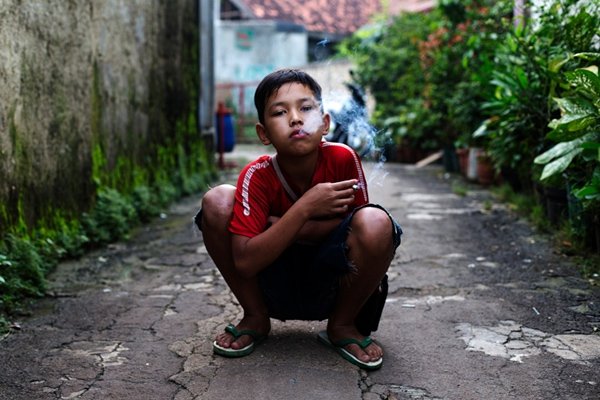 Курящие дети в Индонезии (10 фото)