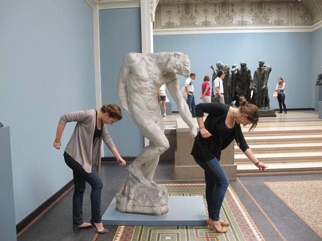 Статуи развлекаются с туристами (24 фото)