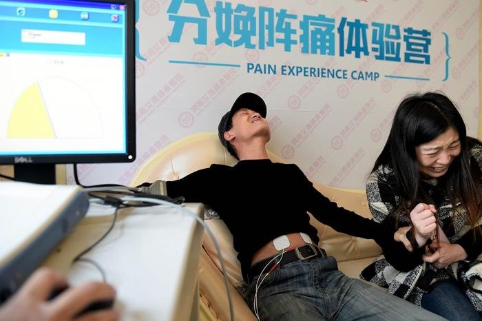Китайские мужчины смогли почувствовать родовую боль (5 фото)