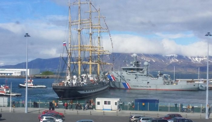 Российский парусник повредил исландские корабли береговой охраны (3 фото)