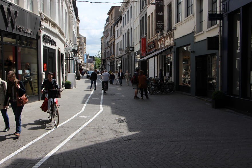Специальные дорожки для смартфонных зомби в Антверпене (5 фото)