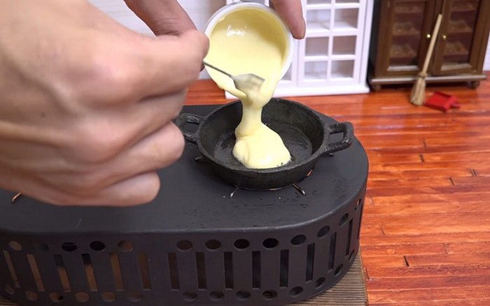 Миниатюрная еда: мужчина печет мини-пирог в мини-кухне (16 фото)