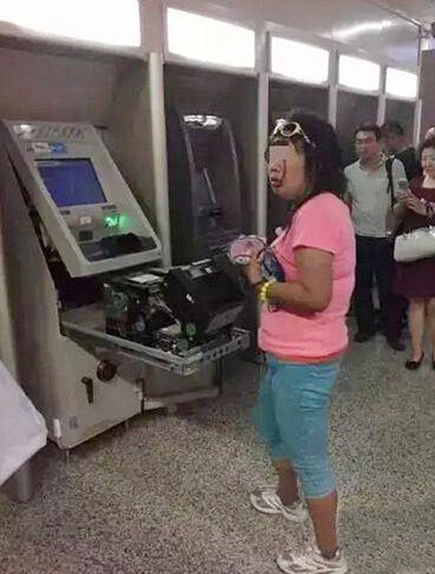 Китаянка голыми руками вскрыла банкомат сожравший у неё карточку (3 фото)