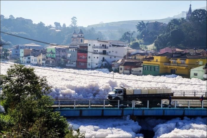 Река Тиете выбрасывает густую пену на улицы Сан-Паулу (5 фото)