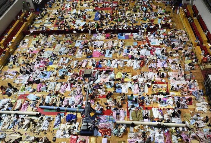 В жару Китайские студенты ночуют в огромном спортивном зале (7 фото)