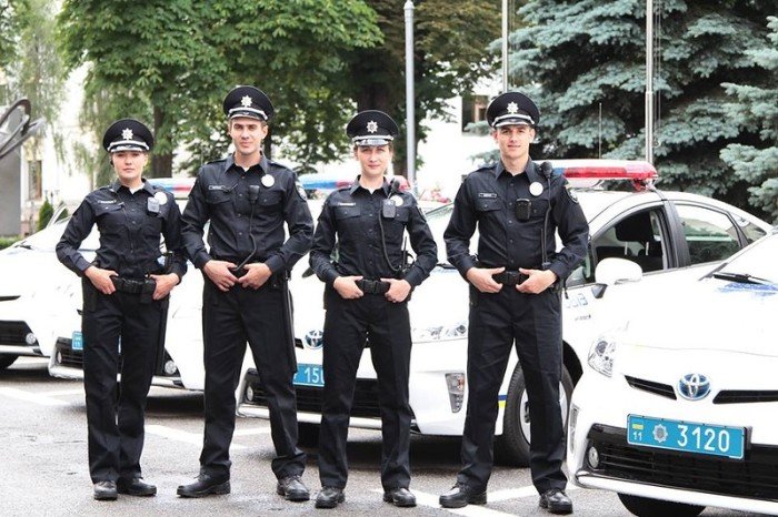 Киевские патрульные полицейские получили собственную новую форму (3 фото)