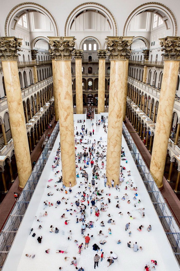 Миллион пластиковых пузырьков в инсталляции Национального музея Вашингтона (11 фото)