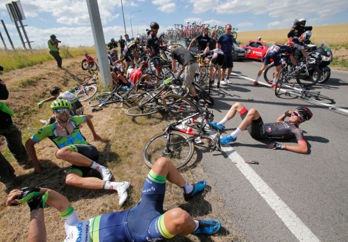На «Тур де Франс» произошел массовый завал велосипедистов (13 фото)