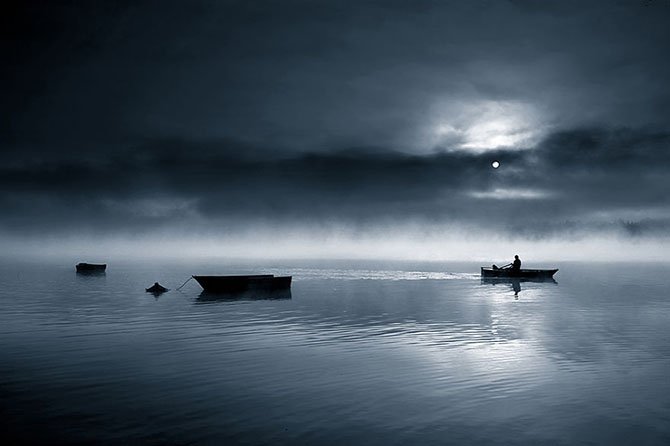 Рыбалка на озере в тумане (15 фото)