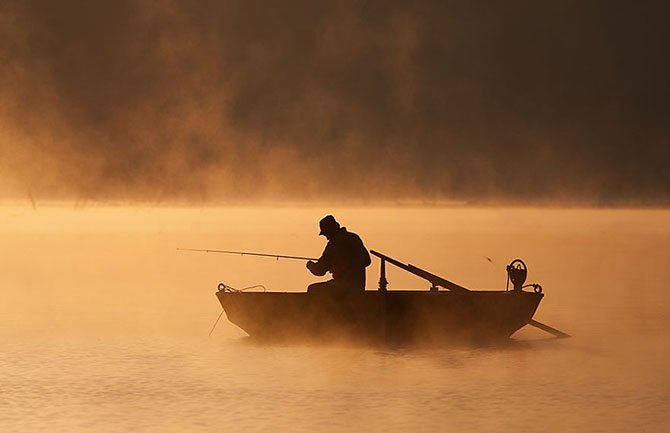 Рыбалка на озере в тумане (15 фото)