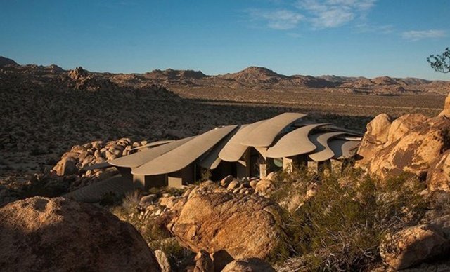 Необычный дом в пустыне (9 фото)
