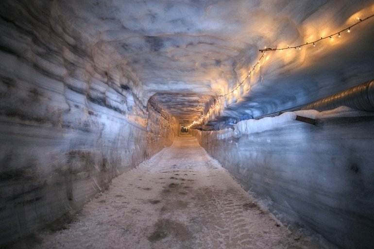 Искусственный тоннель в Исландском леднике Лангйокудль (7 фото)